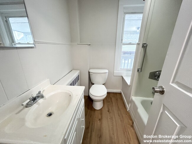 21 Saratoga St, Unit 2 in Boston, MA - Foto de edificio - Building Photo