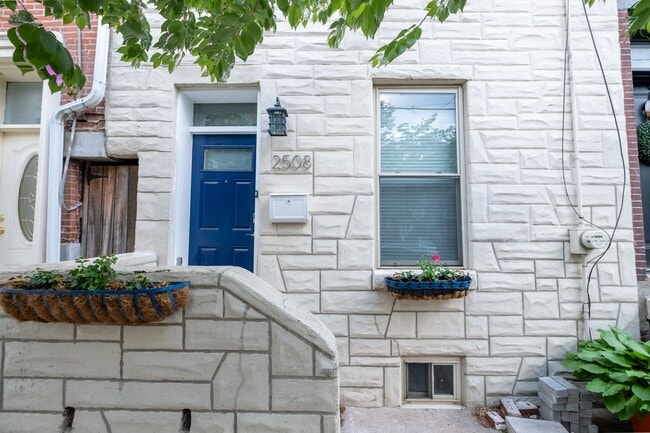 2508 Christian St in Philadelphia, PA - Foto de edificio - Building Photo