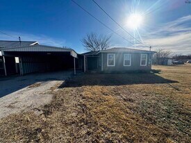 603 E Alameda St in Iowa Park, TX - Building Photo