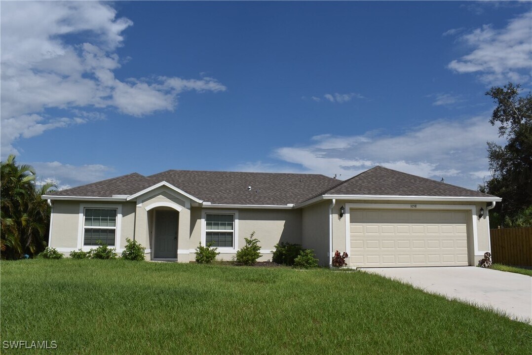 1058 Marcus St in Port Charlotte, FL - Building Photo