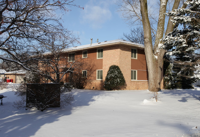 9150 Nicollet Ave S in Bloomington, MN - Foto de edificio - Building Photo