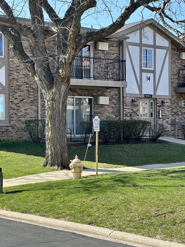 property at 9S180 Lake Dr
