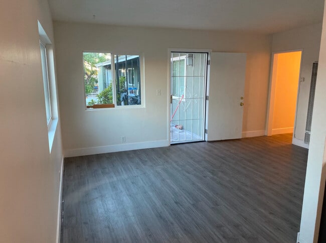 229 E 57th St, Unit 6 in Long Beach, CA - Building Photo - Building Photo