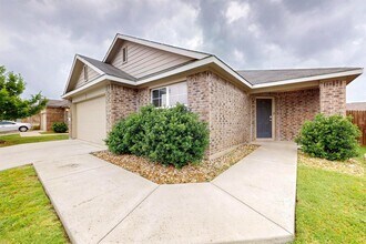104 Old Glory Trail in Liberty Hill, TX - Foto de edificio - Building Photo