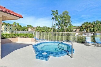 1051 Foxfire Ln in Naples, FL - Foto de edificio - Building Photo