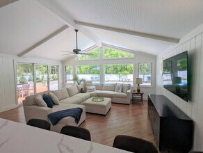 43 Scotts Landing Rd in Southampton, NY - Building Photo - Building Photo