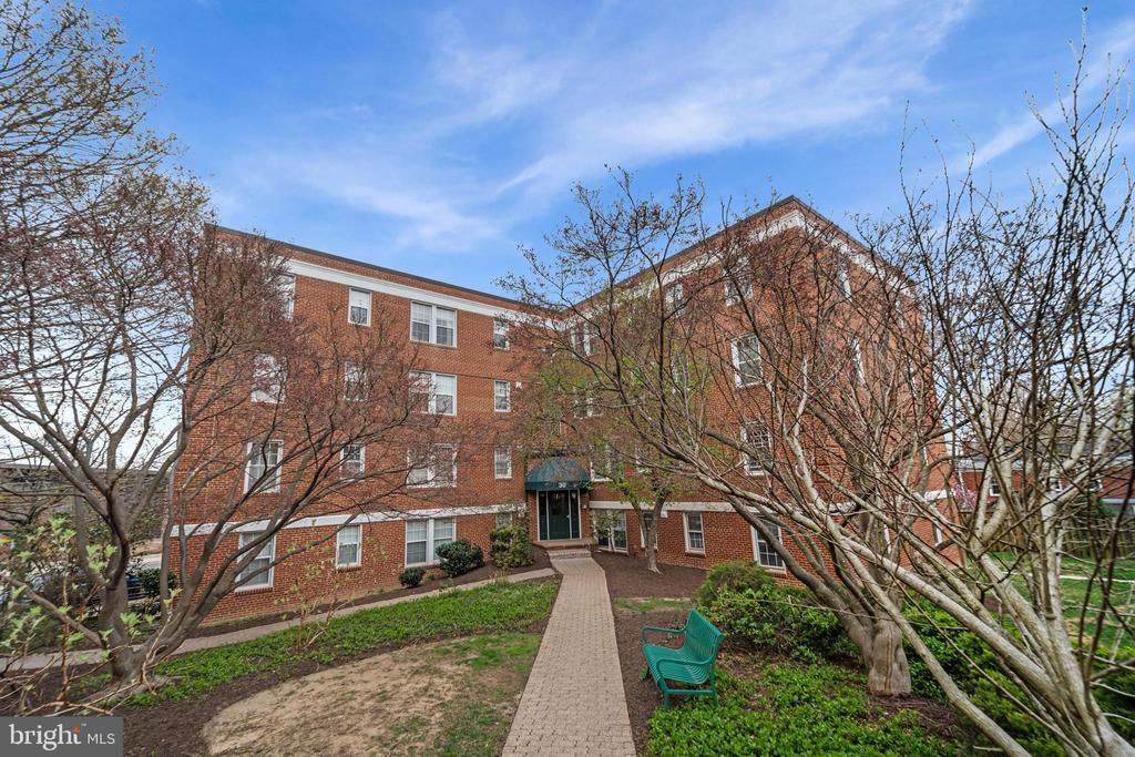30 S Old Glebe Rd in Arlington, VA - Building Photo