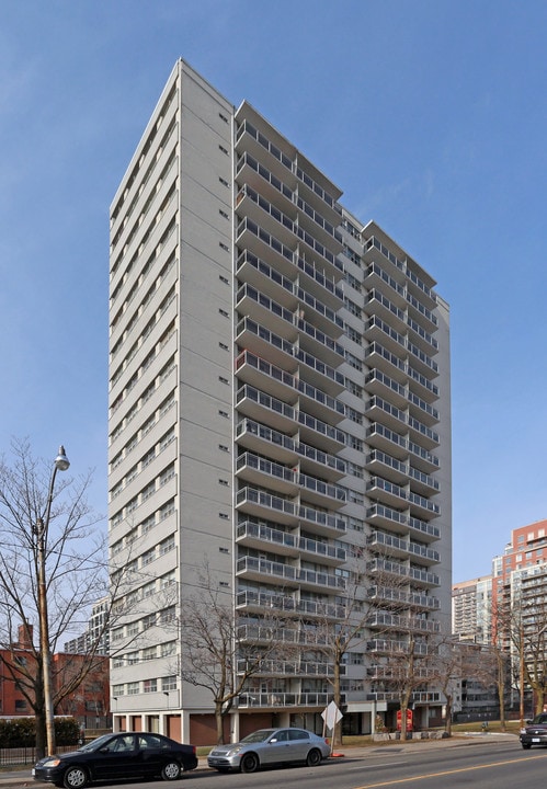 890 Mount Pleasant Apartments in Toronto, ON - Building Photo
