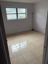 530 NE 138th St in North Miami, FL - Foto de edificio - Building Photo