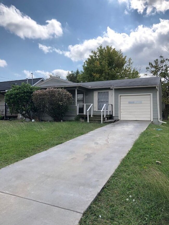 property at 3103 Poplar St