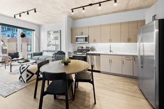 411 W Chicago Ave in Chicago, IL - Foto de edificio - Building Photo