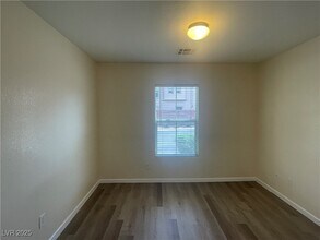 7080 Indian Head Ave in Las Vegas, NV - Foto de edificio - Building Photo