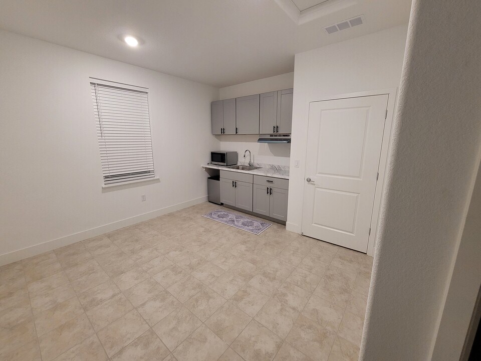 8055 Monterey Pebble Way in Elk Grove, CA - Building Photo