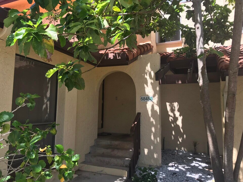 5845 Fox Hollow Dr-Unit -B in Boca Raton, FL - Building Photo