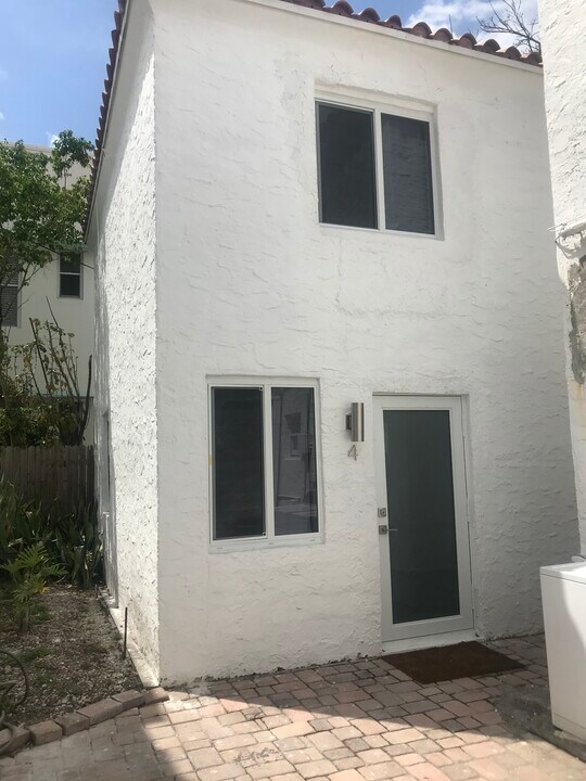 2880 Pine Tree Dr, Unit 4 in Miami Beach, FL - Building Photo