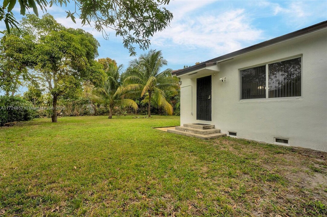 555 NW 111th St in Miami, FL - Building Photo