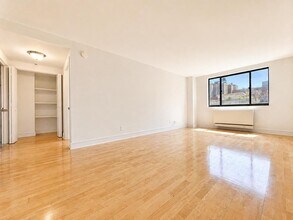 323 W 96th St, Unit 714 in New York, NY - Building Photo - Building Photo