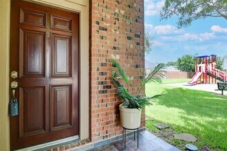 5339 Canyon Hollow Dr in Houston, TX - Building Photo - Building Photo