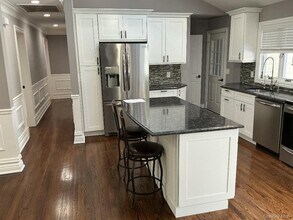 9 Twin Cedar Ln in Northport, NY - Building Photo - Building Photo