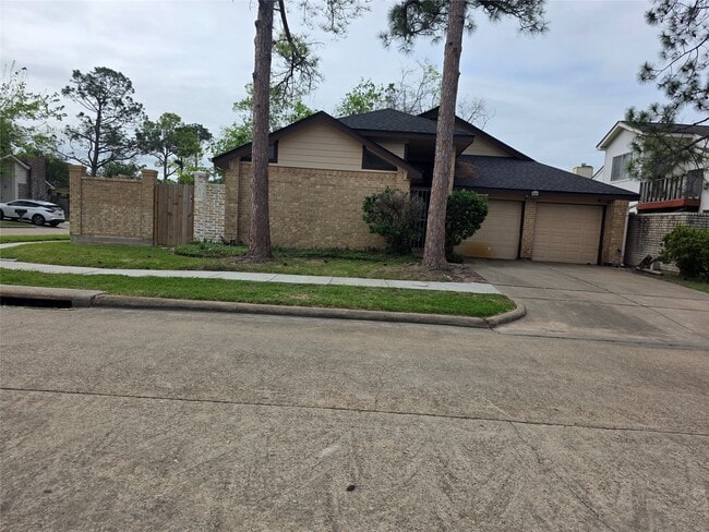 property at 7803 La Rochelle Cir