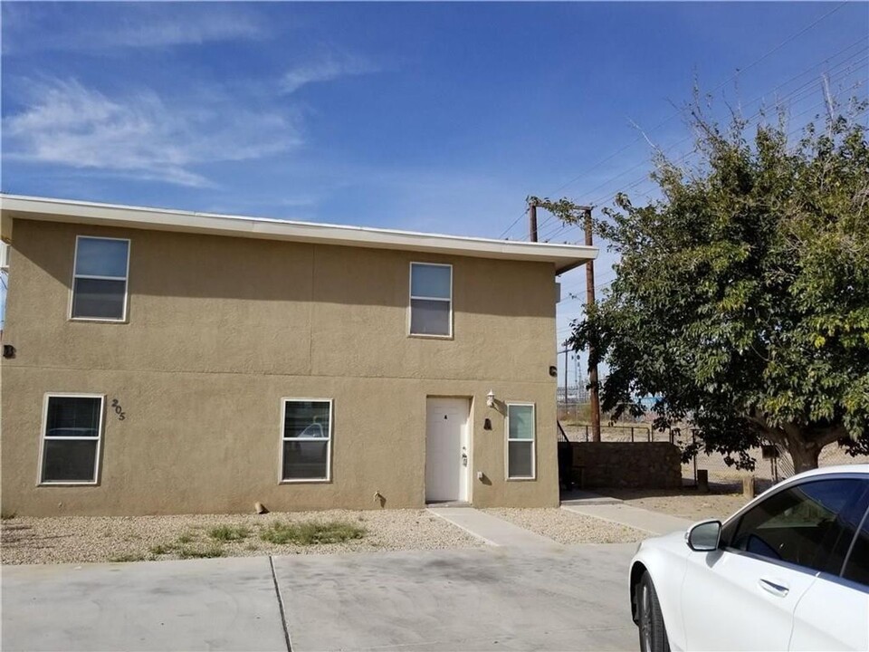 205 N Little Flower Rd in El Paso, TX - Building Photo