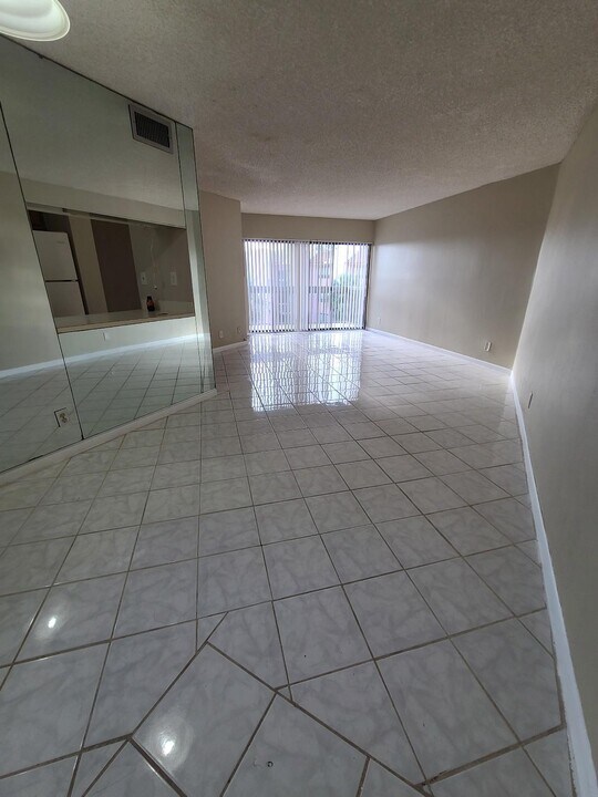 1880 N Congress Ave in West Palm Beach, FL - Building Photo