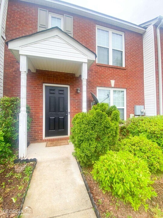 5553 Strathmoor Manor Cir in Lithonia, GA - Building Photo