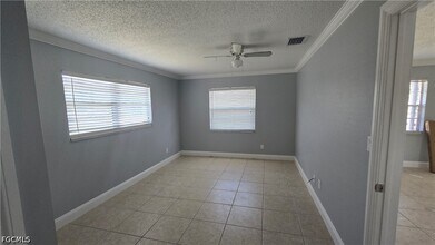 18448 Iris Rd in Ft. Myers, FL - Foto de edificio - Building Photo