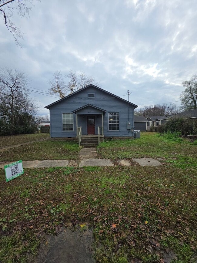 property at 217 W 7th St