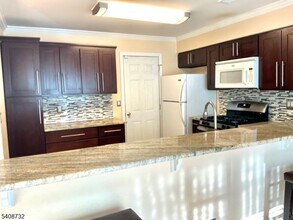 87 Winchester Way in Franklin Township, NJ - Building Photo - Building Photo