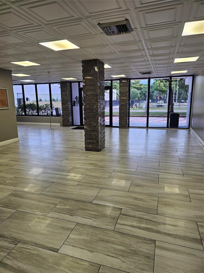 15600 NW 7th Ave in Miami, FL - Foto de edificio - Building Photo