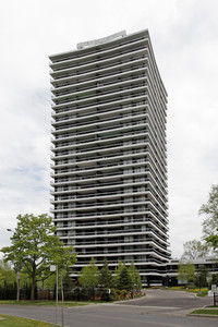 135 Antibes Dr in Toronto, ON - Building Photo - Building Photo