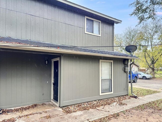 200 Concho St in Lockhart, TX - Foto de edificio - Building Photo