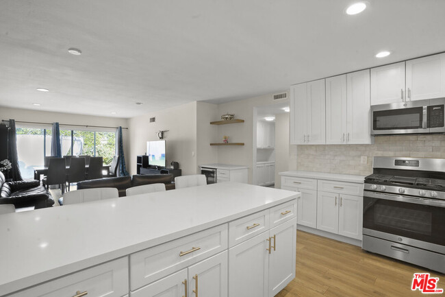 20243 Valerio St in Los Angeles, CA - Building Photo - Building Photo