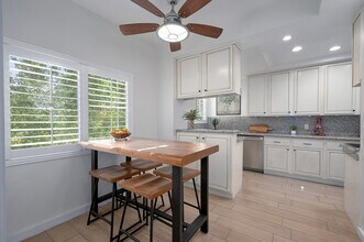 121 S Palm Dr, Unit 203 in Beverly Hills, CA - Building Photo - Building Photo