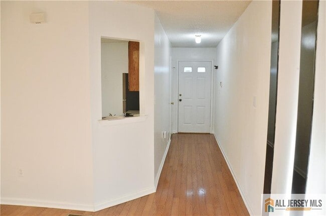 87 Farnham Square in Sayreville, NJ - Building Photo - Building Photo