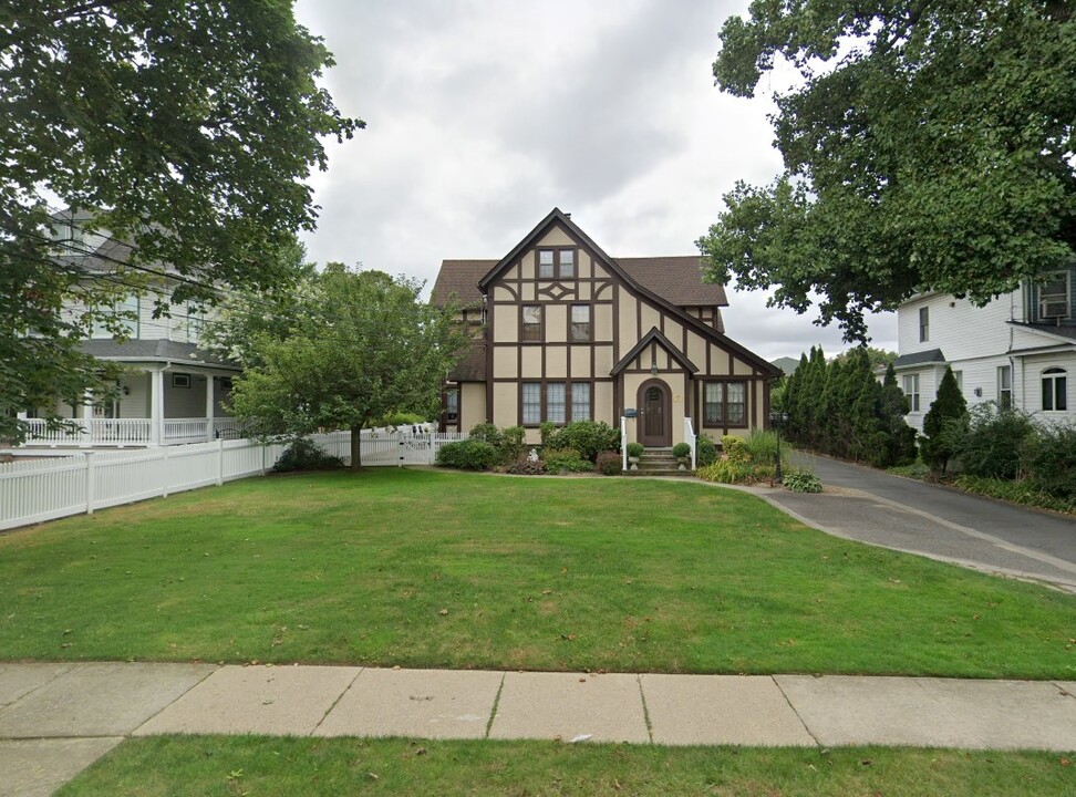 576 Scranton Ave in Lynbrook, NY - Building Photo