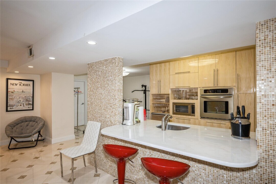 16 Willowood Ct in Westhampton, NY - Building Photo