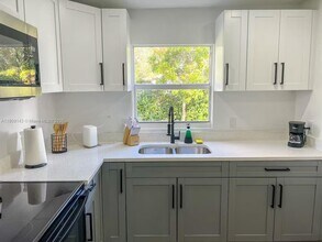 1025 NW 55th St in Miami, FL - Building Photo - Building Photo