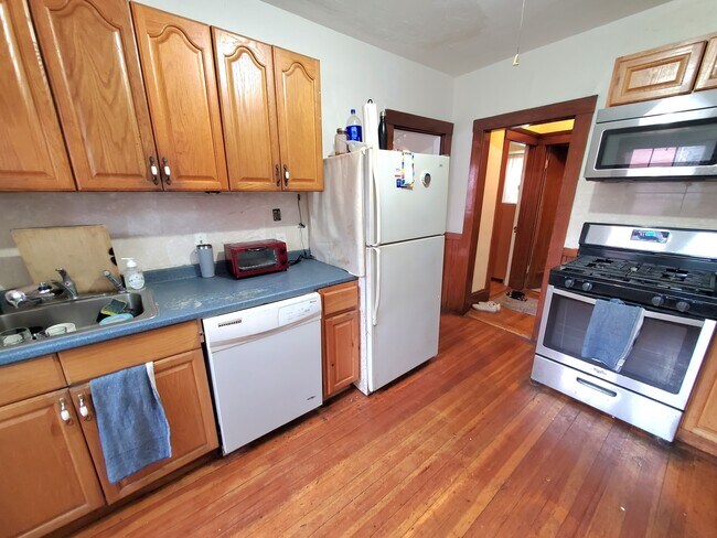27 High St, Unit 1 in Brookline, MA - Building Photo - Building Photo