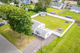 10 Holiday Ln in Enfield, CT - Building Photo - Building Photo