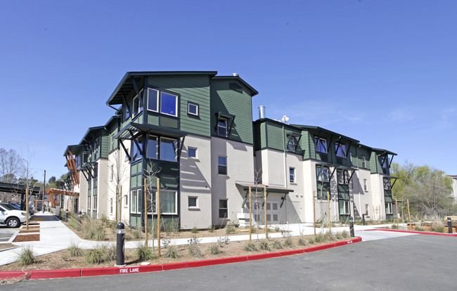 Warner Creek Senior Housing in Novato, CA - Foto de edificio - Building Photo