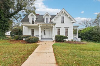305 S Main St in Davidson, NC - Building Photo - Building Photo