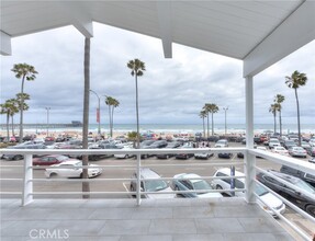 2206 W Oceanfront in Newport Beach, CA - Building Photo - Building Photo