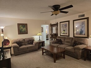 317 Pine Ridge Cir in Greenacres, FL - Foto de edificio - Building Photo