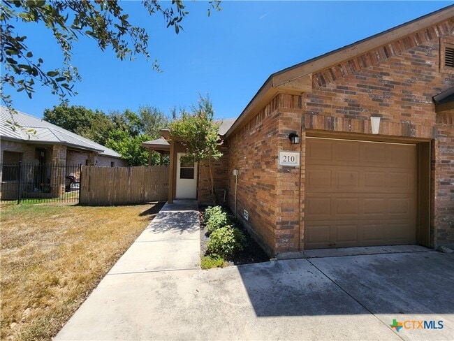210 Anne Louise Dr in New Braunfels, TX - Building Photo - Building Photo