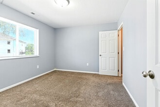 2557 W 3rd St in Waterloo, IA - Building Photo - Building Photo