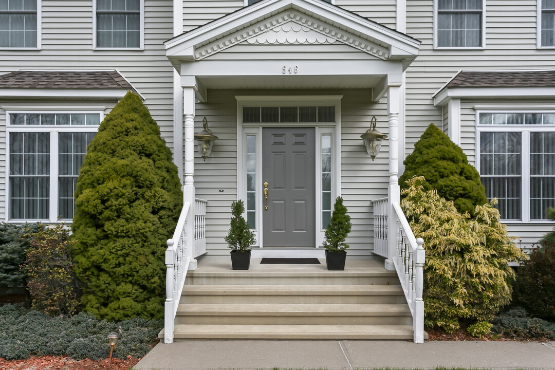 546 White Plains Rd in Trumbull, CT - Foto de edificio