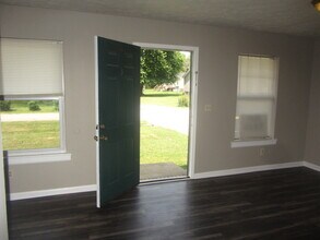 146 Indiana Ave, Unit 146 INDIANA AVE #A in Oak Grove, KY - Foto de edificio - Building Photo