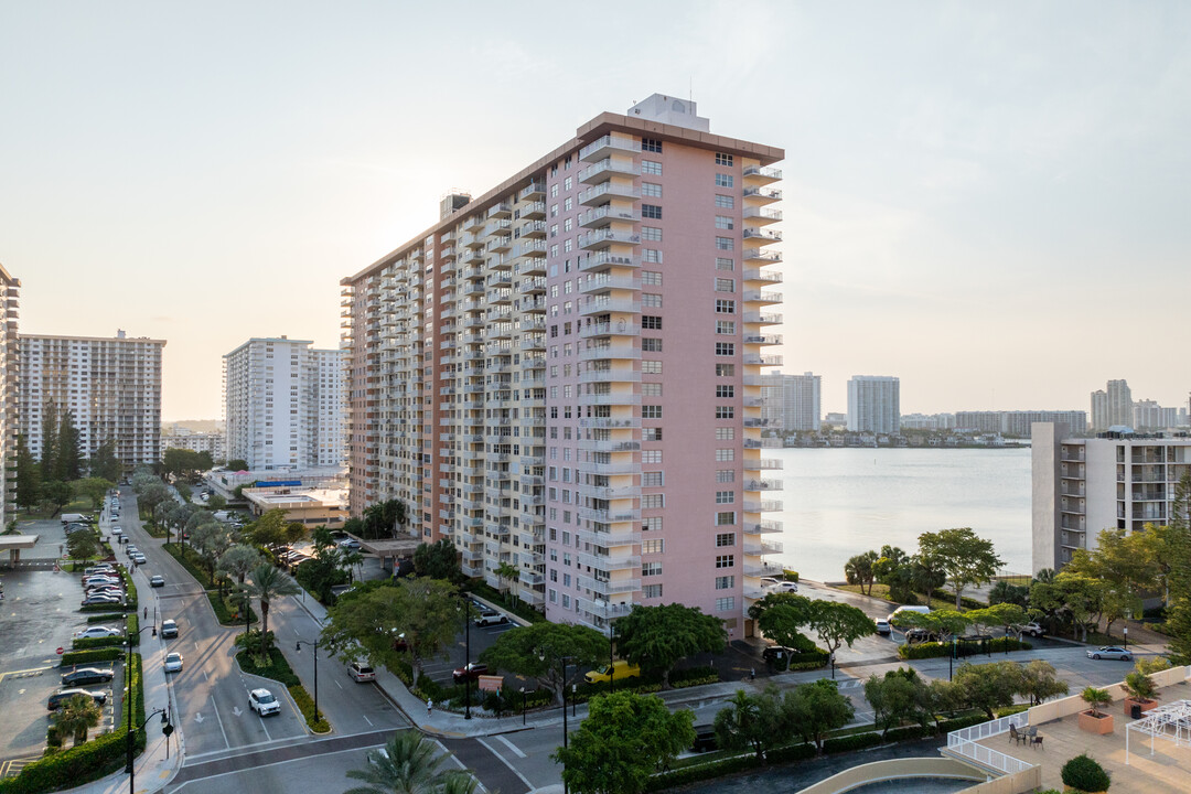 Winston Towers 200 in Sunny Isles Beach, FL - Building Photo